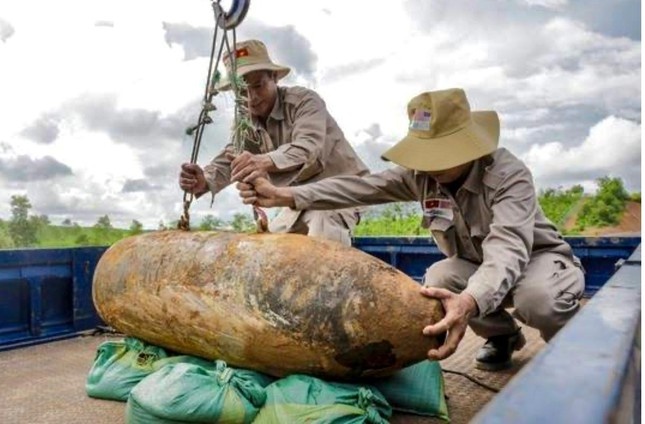 2 qua bom nang gan 700 kg va con nguyen ngoi no trong vuon cao su hinh anh