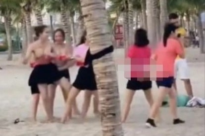 Lai them nhom nu du khach coi ao choi team building o Ha Long hinh anh