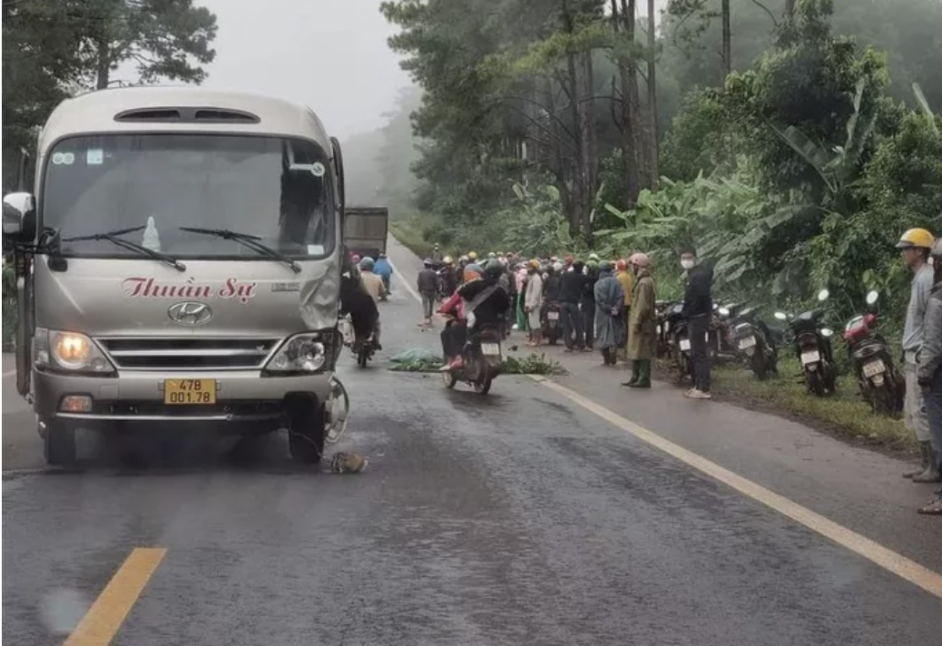 2 hoc sinh bi xe khach tong thuong vong tren duong den truong hinh anh