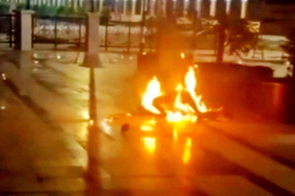 tu thieu o giua pho anh 1