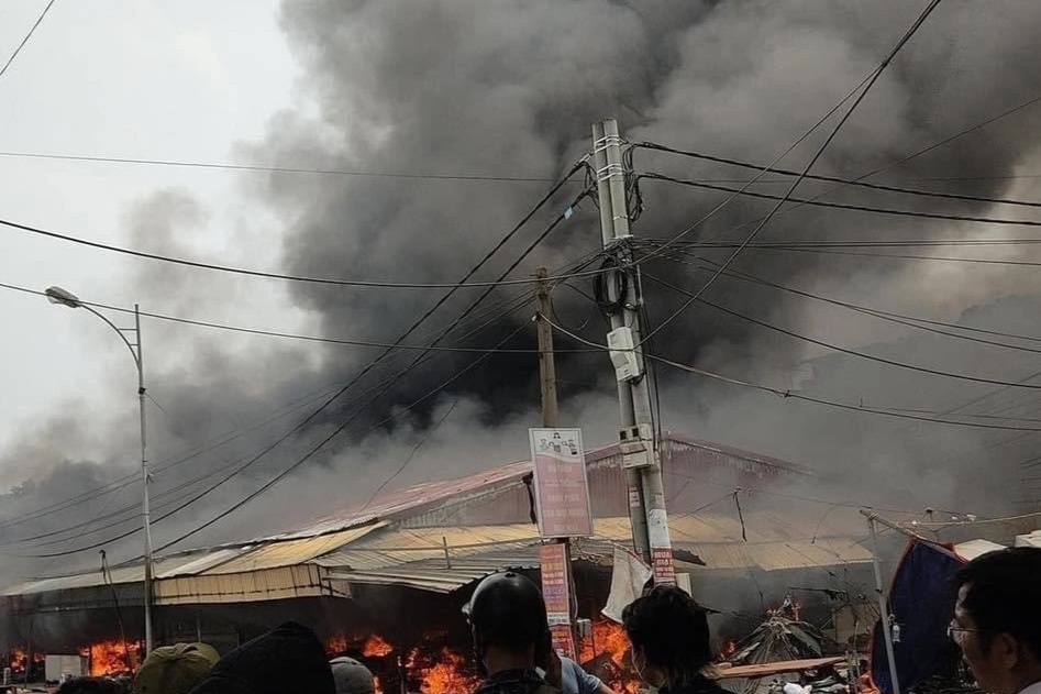 Khu cho dan sinh o Hung Yen chay ngun ngut, nhieu nguoi thao chay hinh anh