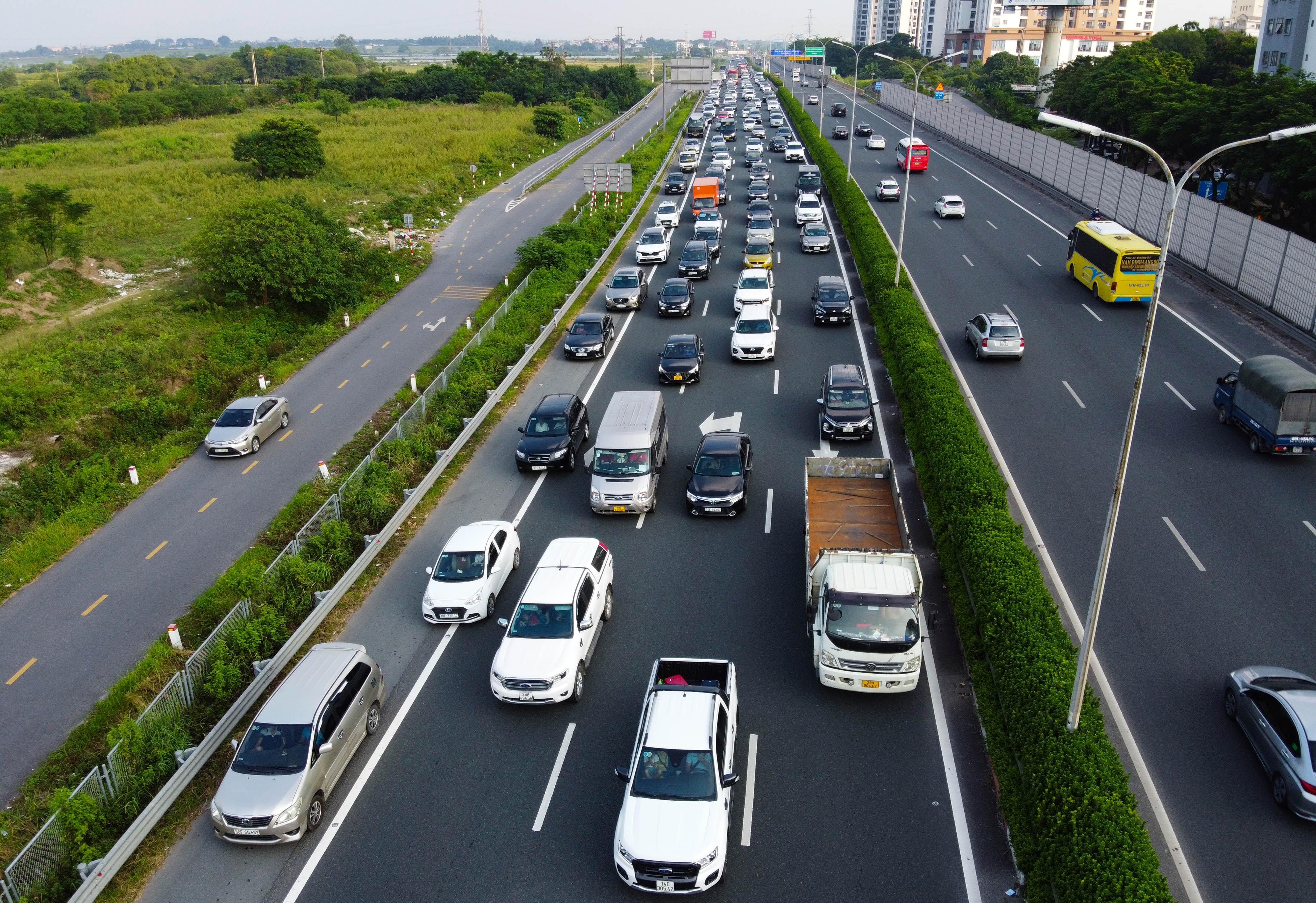 Di vao lan khan cap tren cao toc, hon 1.000 tai xe bi phat hinh anh