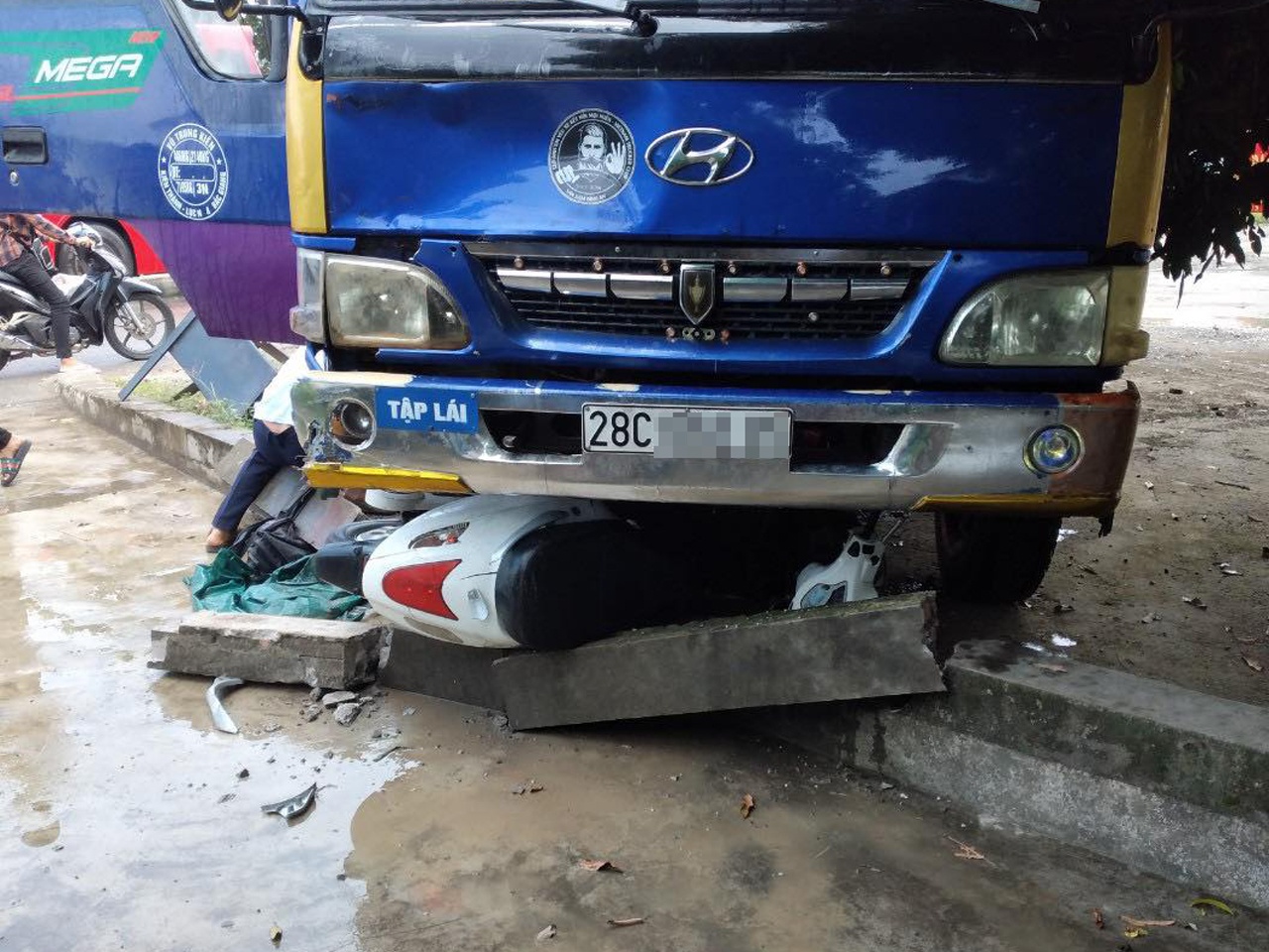 Oto do hoc vien cam lai tong xe may dien, mot nguoi chet hinh anh