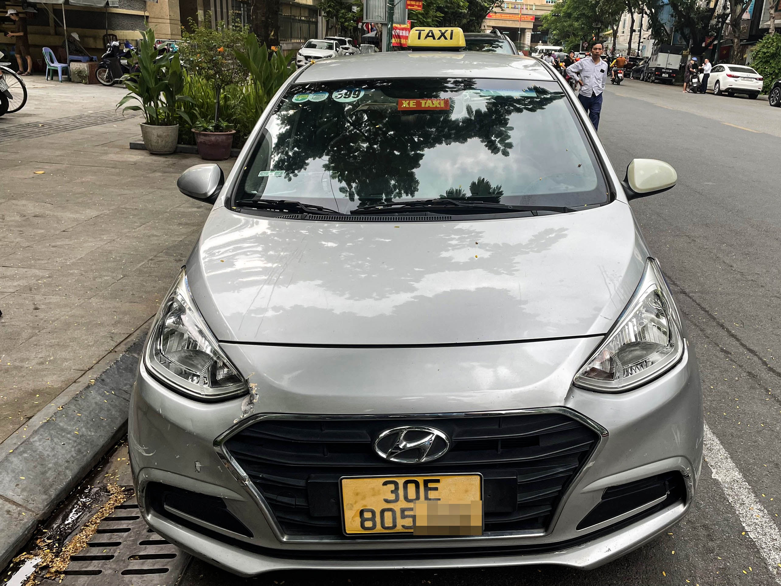 Tai xe dan chu E thanh chu F tren bien so nham qua mat CSGT hinh anh