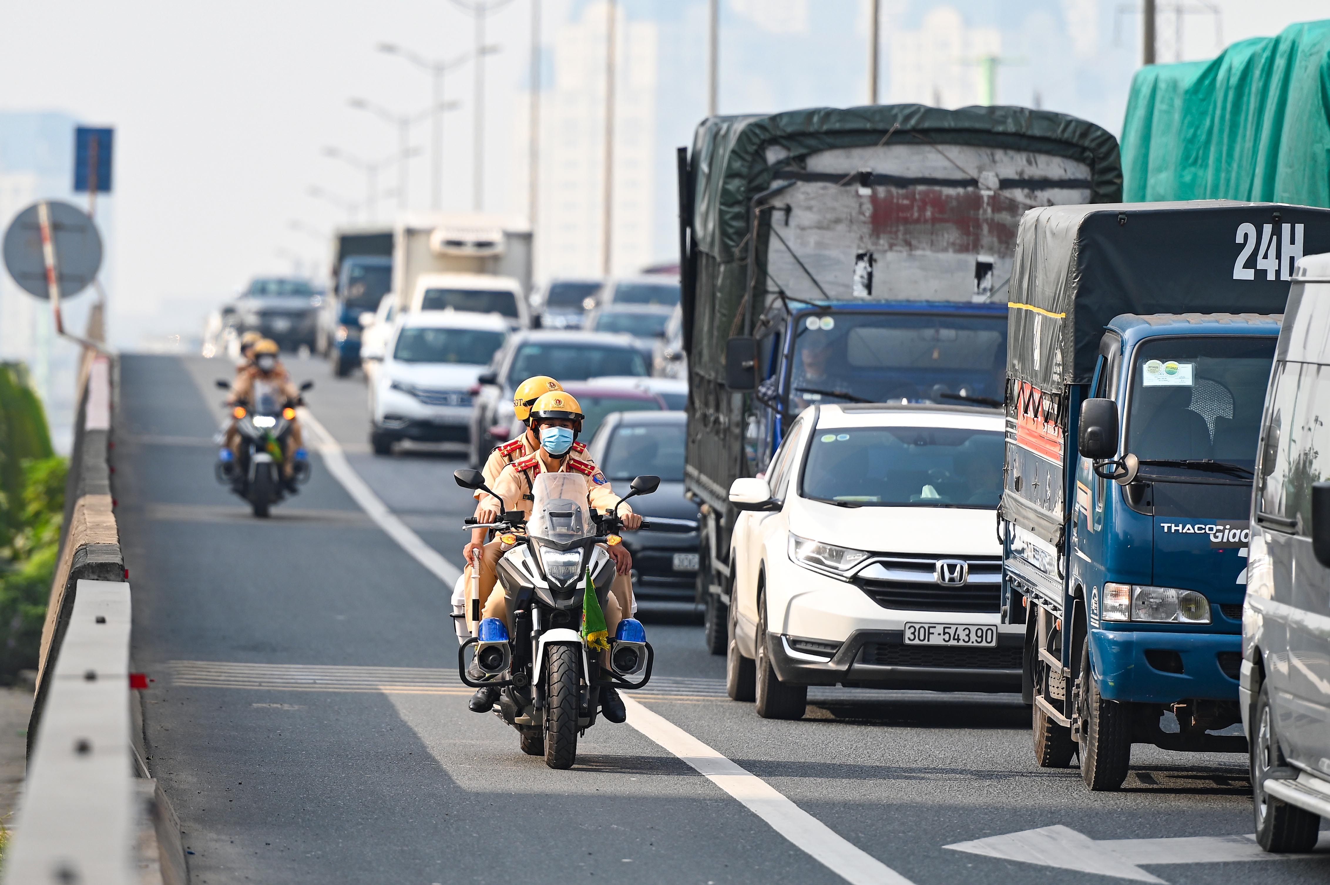 CSGT phat vanh dai 3 anh 1