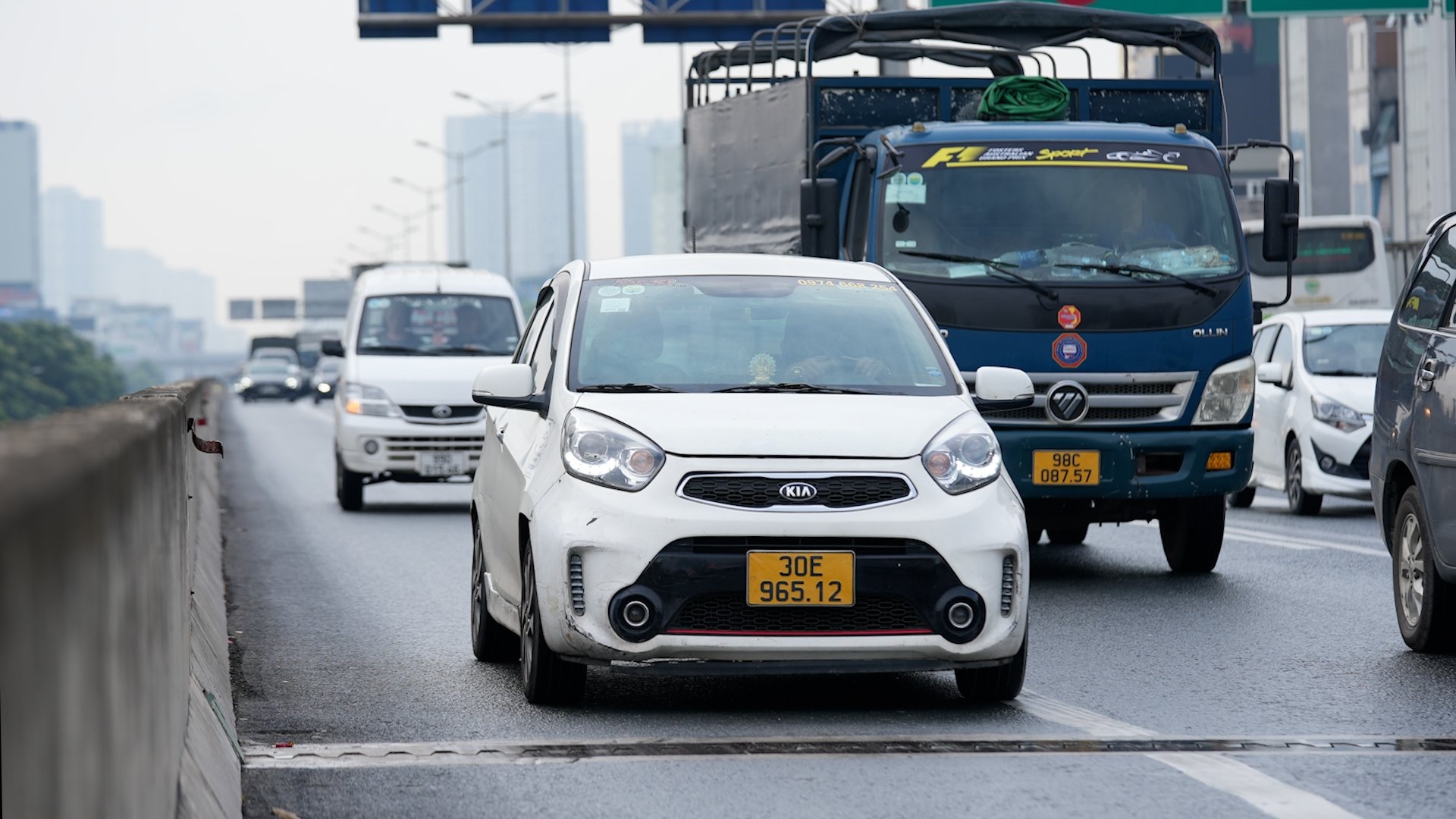 Oto chay vao lan khan cap khi vang CSGT o duong vanh dai 3 tren cao hinh anh