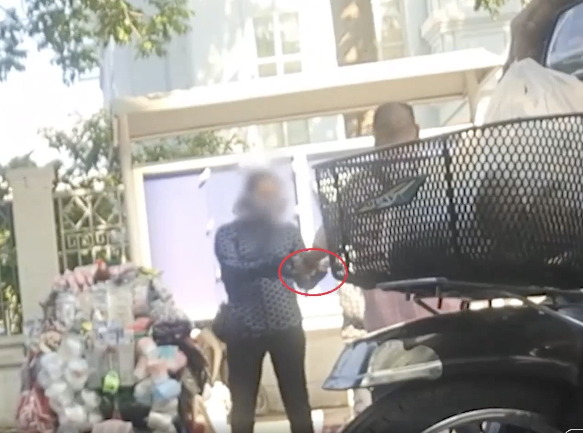 Buoc thoi viec to truong nhan tien cua nguoi ban hang rong hinh anh