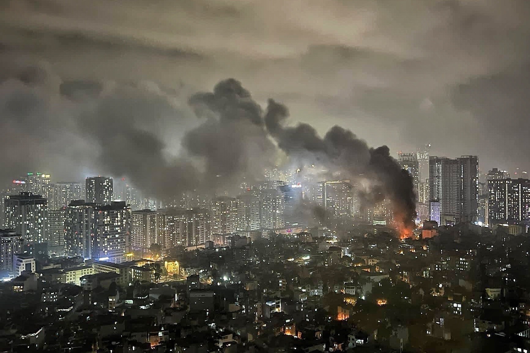 3 cua hang boc chay ngun ngut o Ha Noi hinh anh