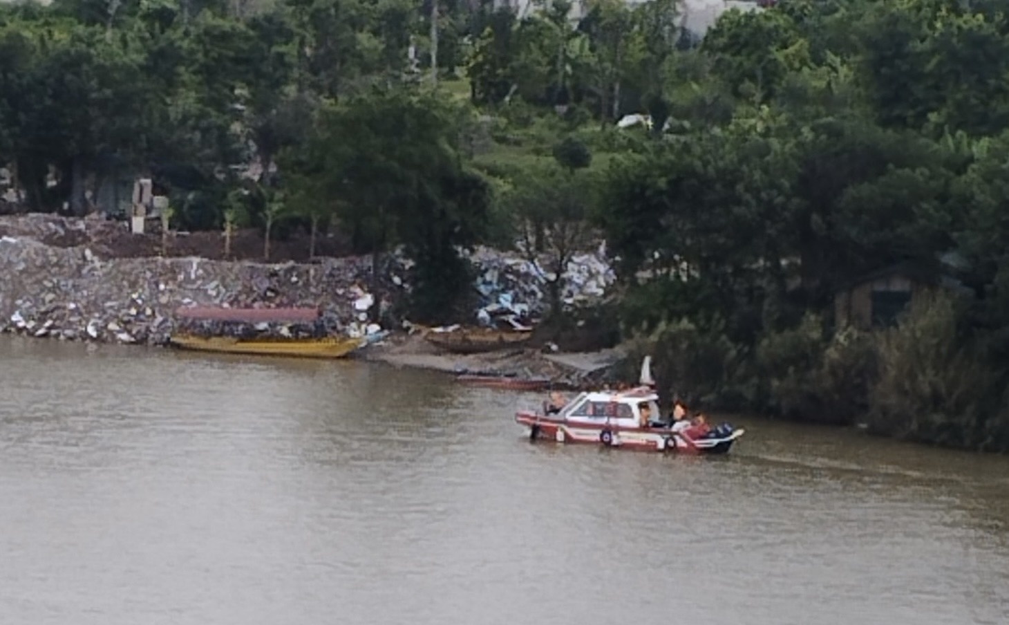 Tim kiem nguoi dan ong nghi nhay cau Nhat Tan hinh anh