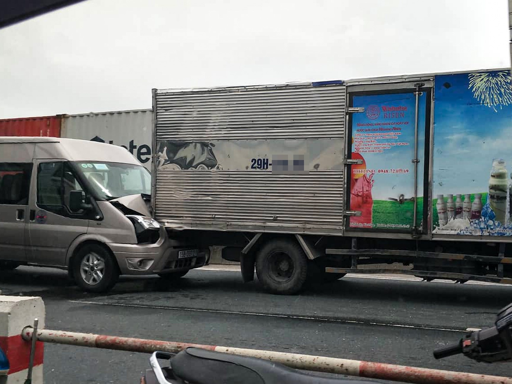 3 oto tong lien hoan khien cau Thanh Tri ket cung hinh anh