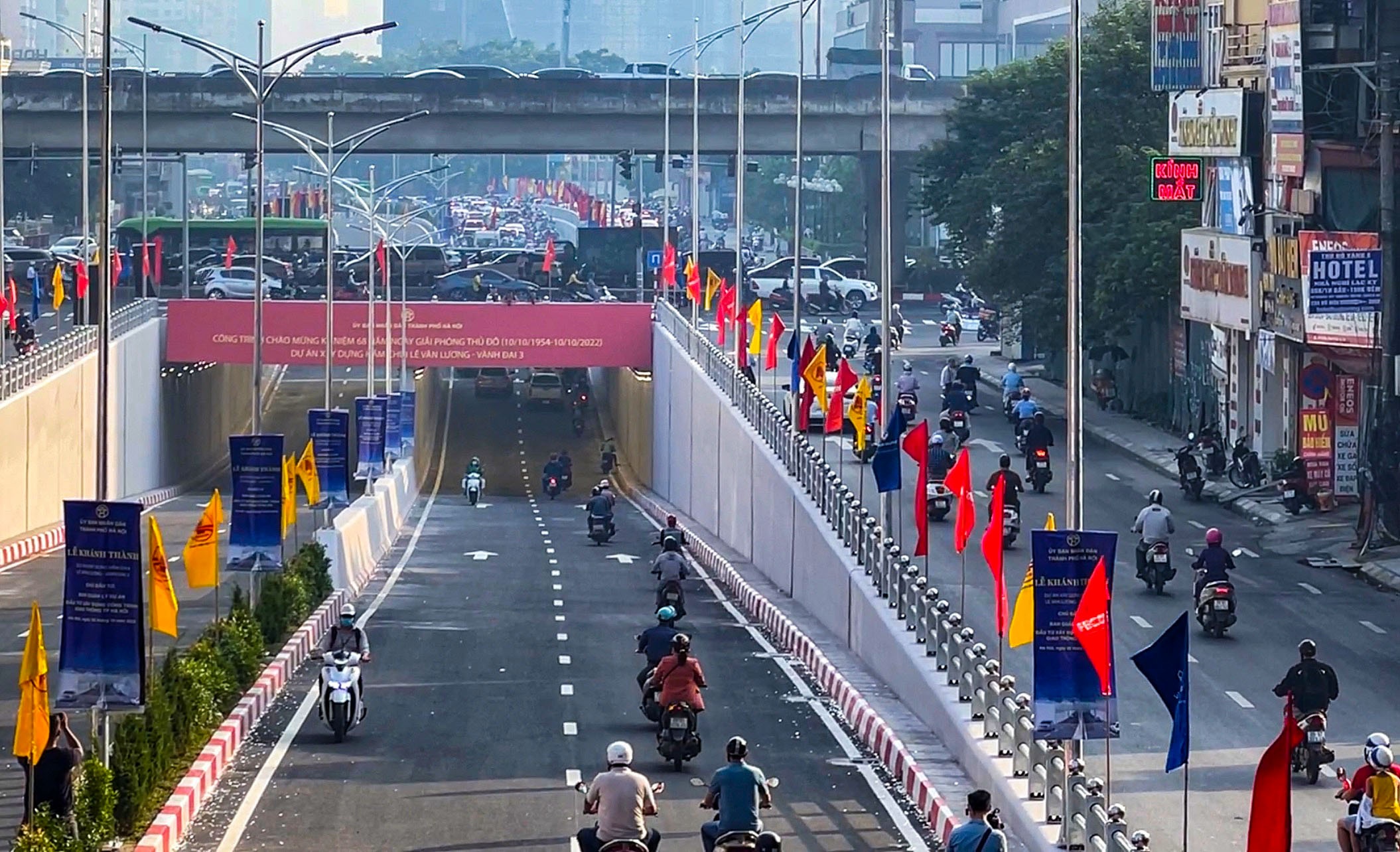 Quay dau di nguoc chieu trong ham Le Van Luong vi duong ket cung hinh anh