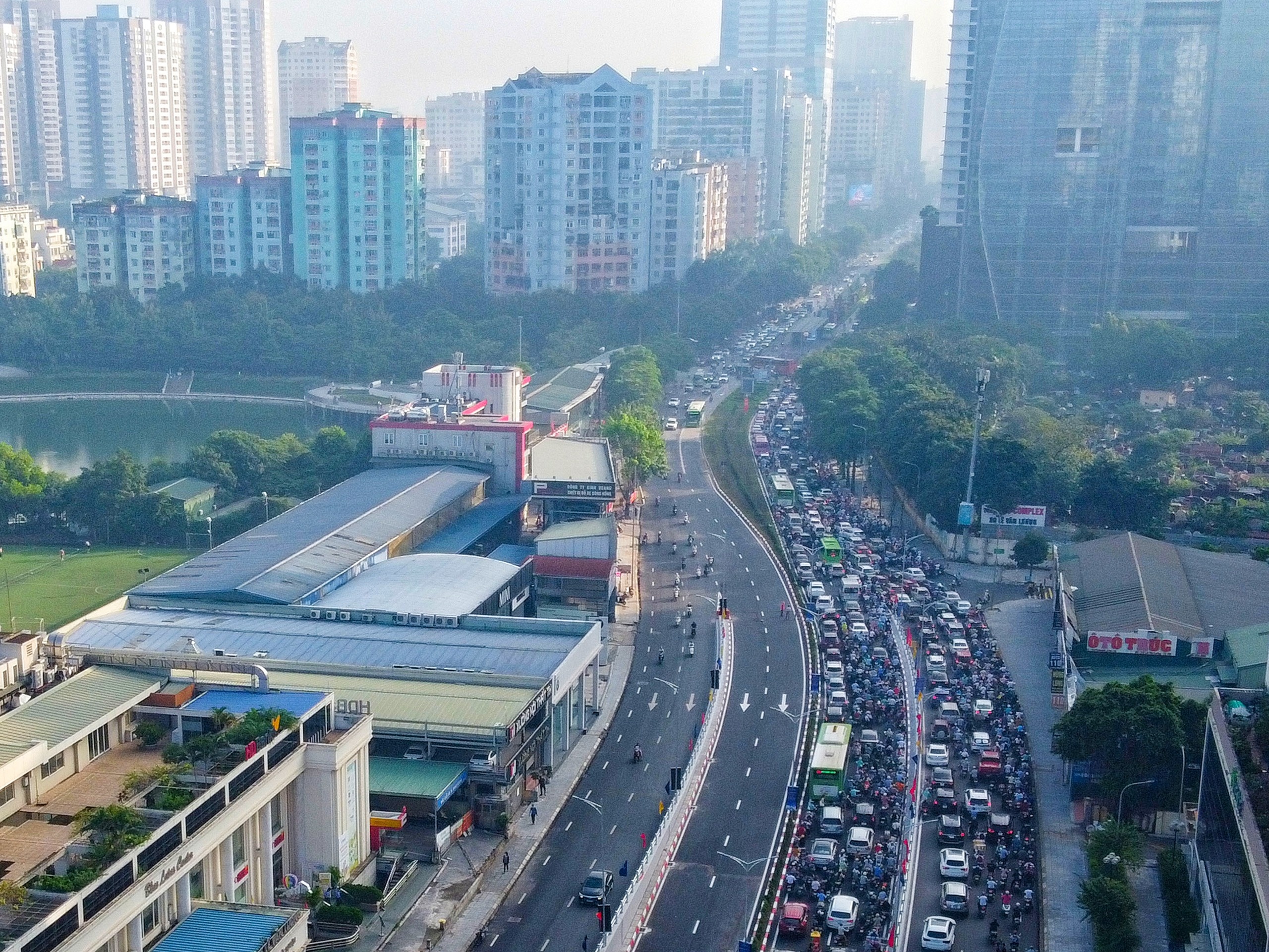 Ham chui Le Van Luong vua thong xe da ket cung, nhieu tai xe quay dau hinh anh