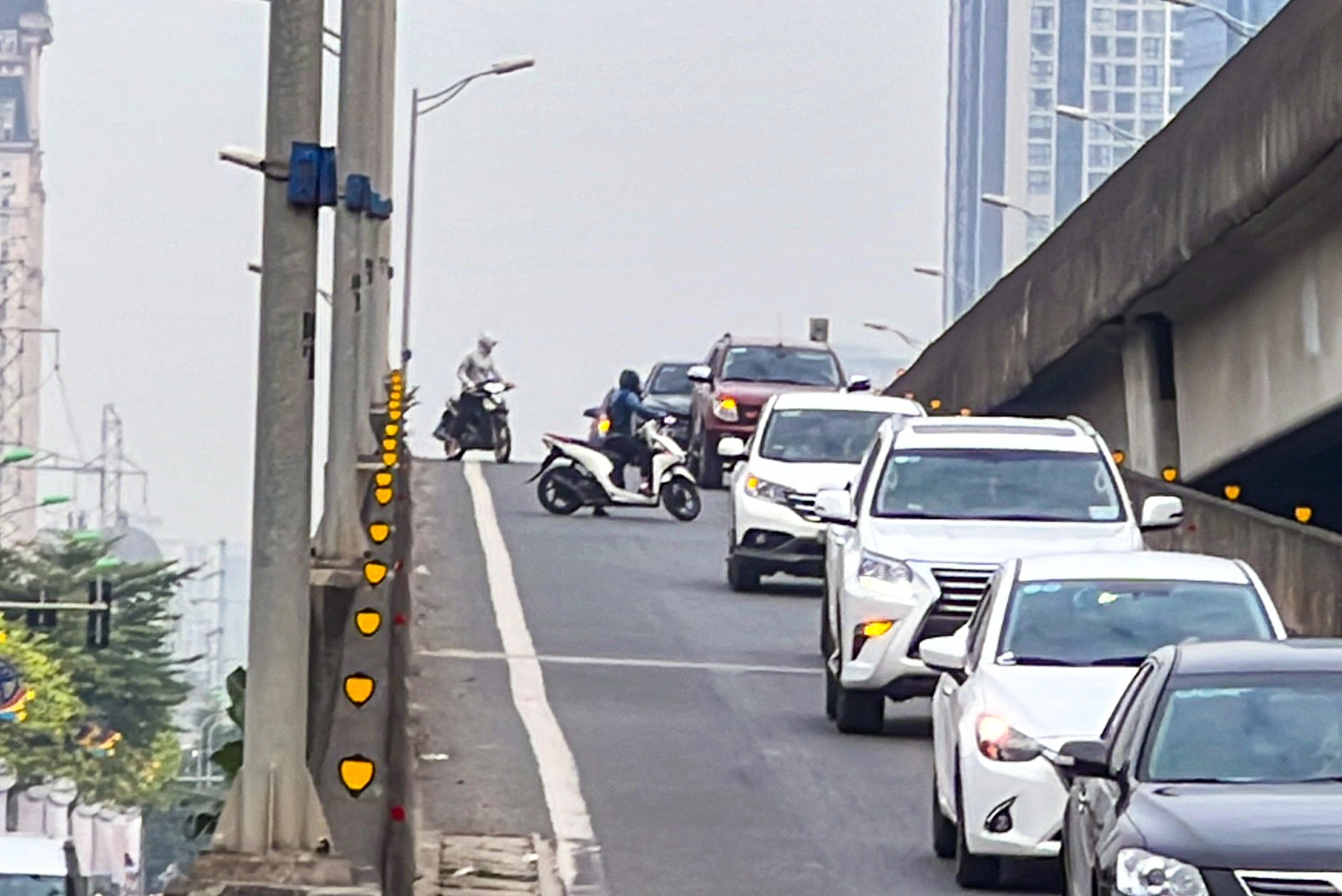 Tai xe xe may gay hon loan, nguy hiem o duong vanh dai 3 tren cao hinh anh