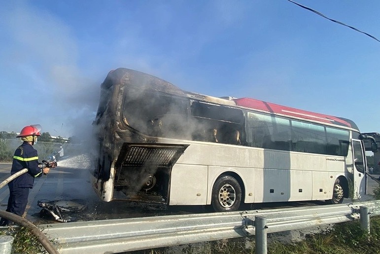 Xe cho 40 cong nhan boc chay tren duong gom cao toc hinh anh