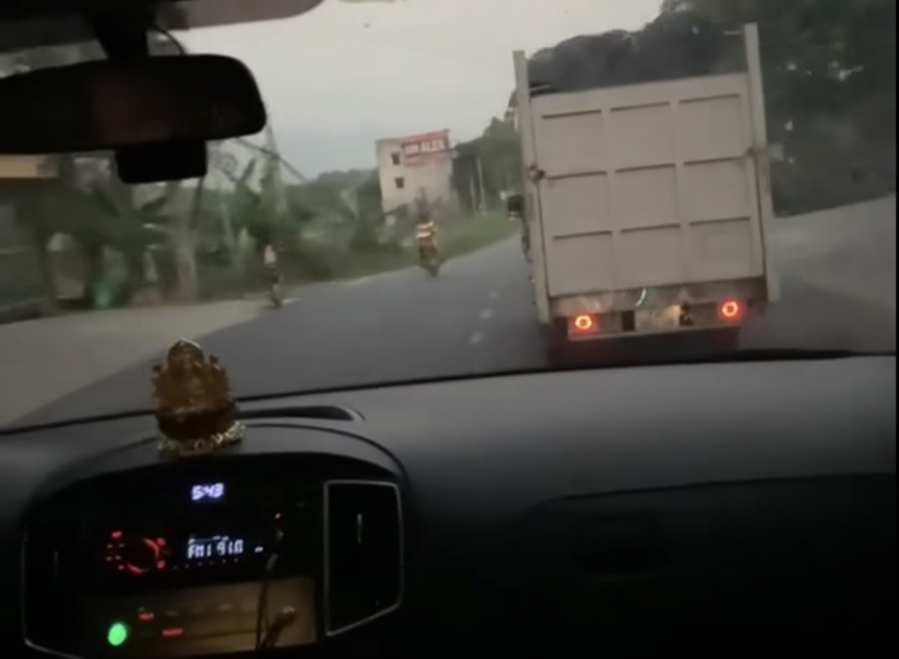 Xe cap cuu cho benh nhan nguy kich lien tuc bi xe tai tat dau hinh anh