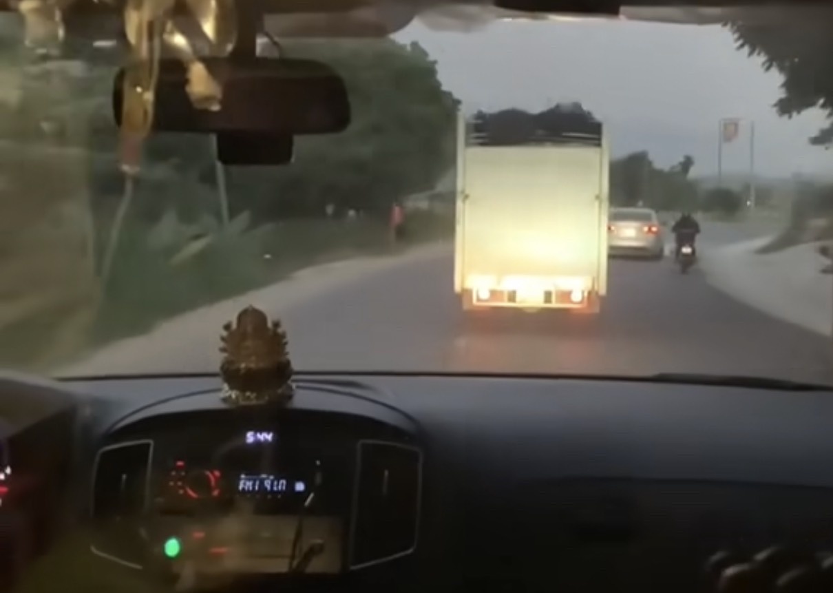 Tat dau xe cuu thuong, tai xe xe tai bi phat 7,3 trieu dong hinh anh