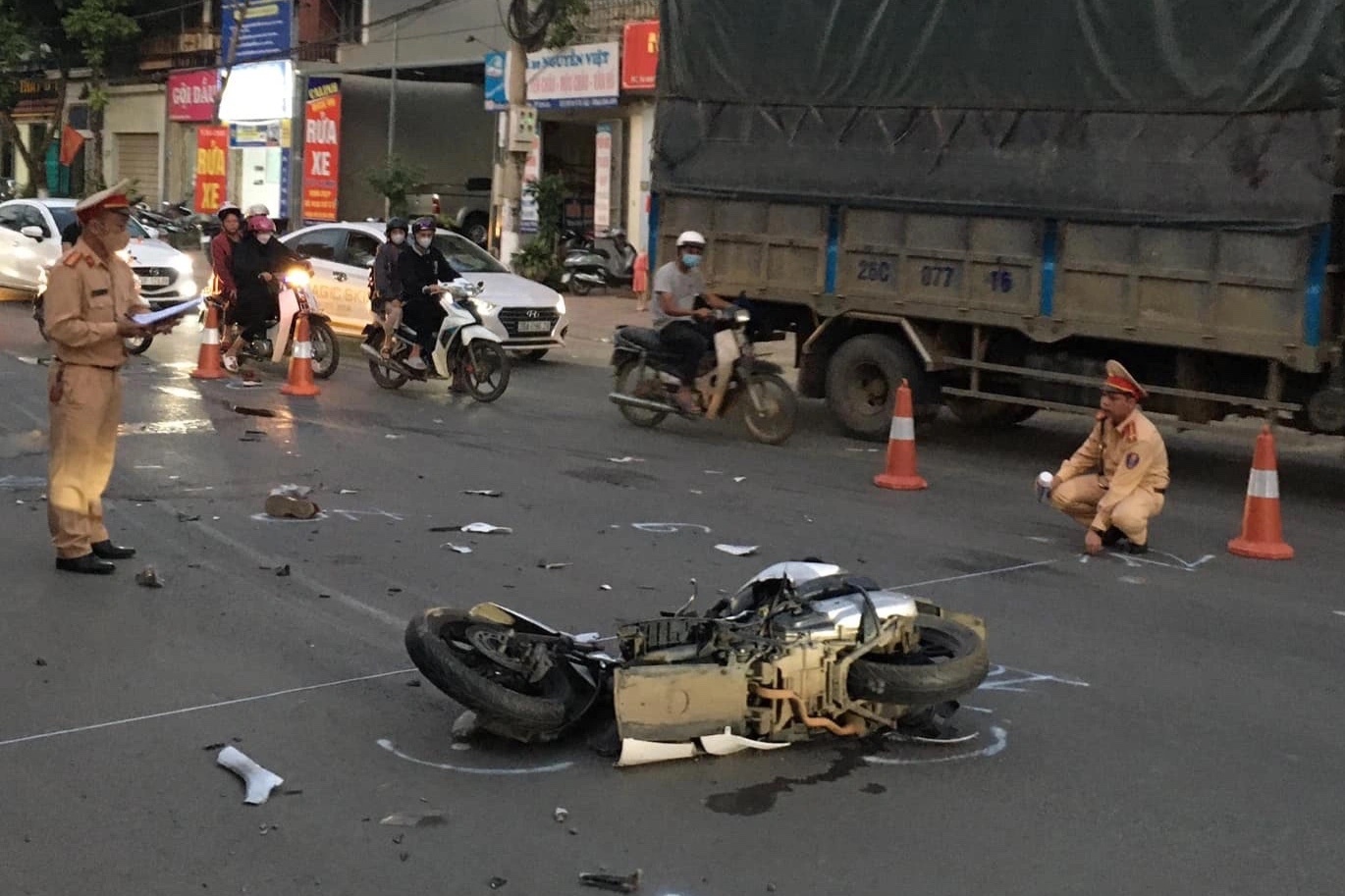 Va cham voi xe bon, 2 nguoi tren xe may tu vong hinh anh