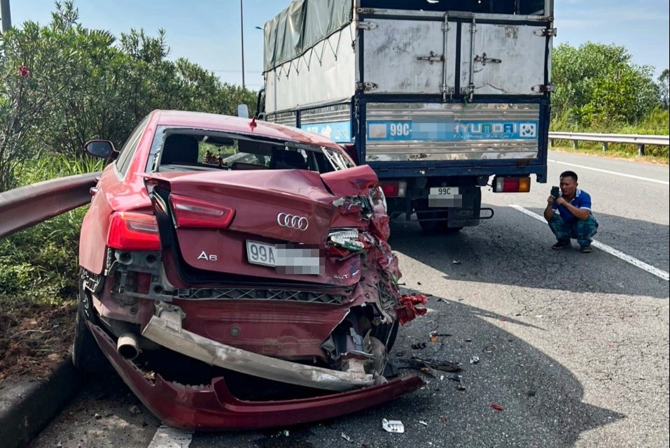 Audi A6 bien dang sau va cham voi xe tai tren cao toc hinh anh