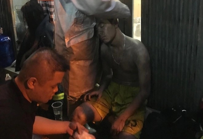 Cuu 11 nguoi ket trong nha tro bi chay o Cau Giay hinh anh