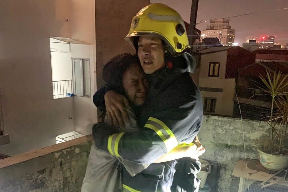 Canh sat cuu hoa ke khoanh khac co gai om chat khoc nuc no hinh anh