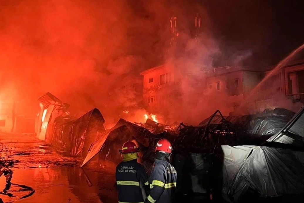 Khu xuong rong hang nghin m2 boc chay luc rang sang hinh anh