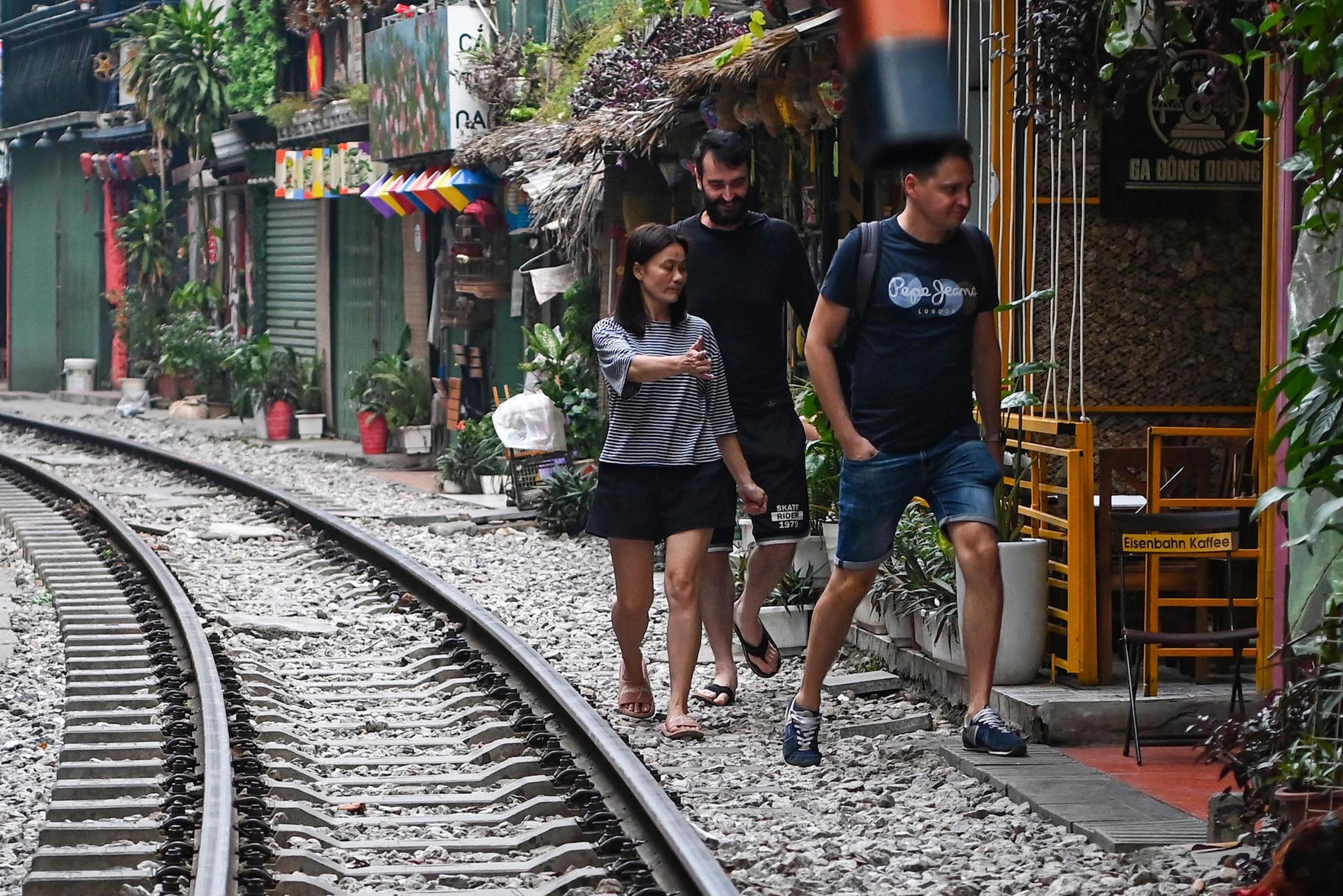 Ne rao chan, khach du lich men theo ngach nho vao ca phe duong tau hinh anh