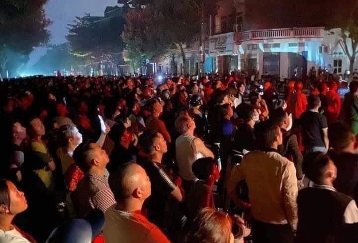 treo len dinh cot dien anh 1