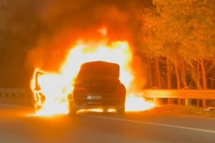 Oto boc chay ngun ngut tren dai lo Thang Long hinh anh