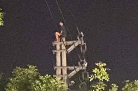 Cuu nguoi dan ong tren dinh cot dien, nhieu phuong cat dien khan cap hinh anh