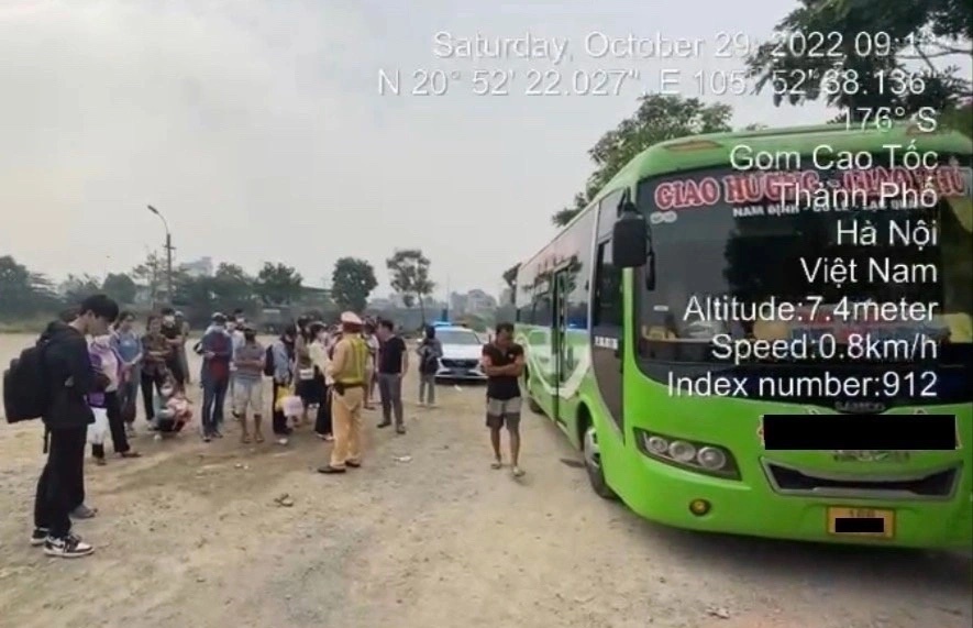 Oto 29 cho nhoi 58 khach, chu xe va tai xe bi phat 37,5 trieu dong hinh anh