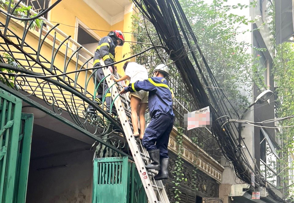 Hai vu chay o cung tuyen pho, 9 nguoi duoc cuu hinh anh