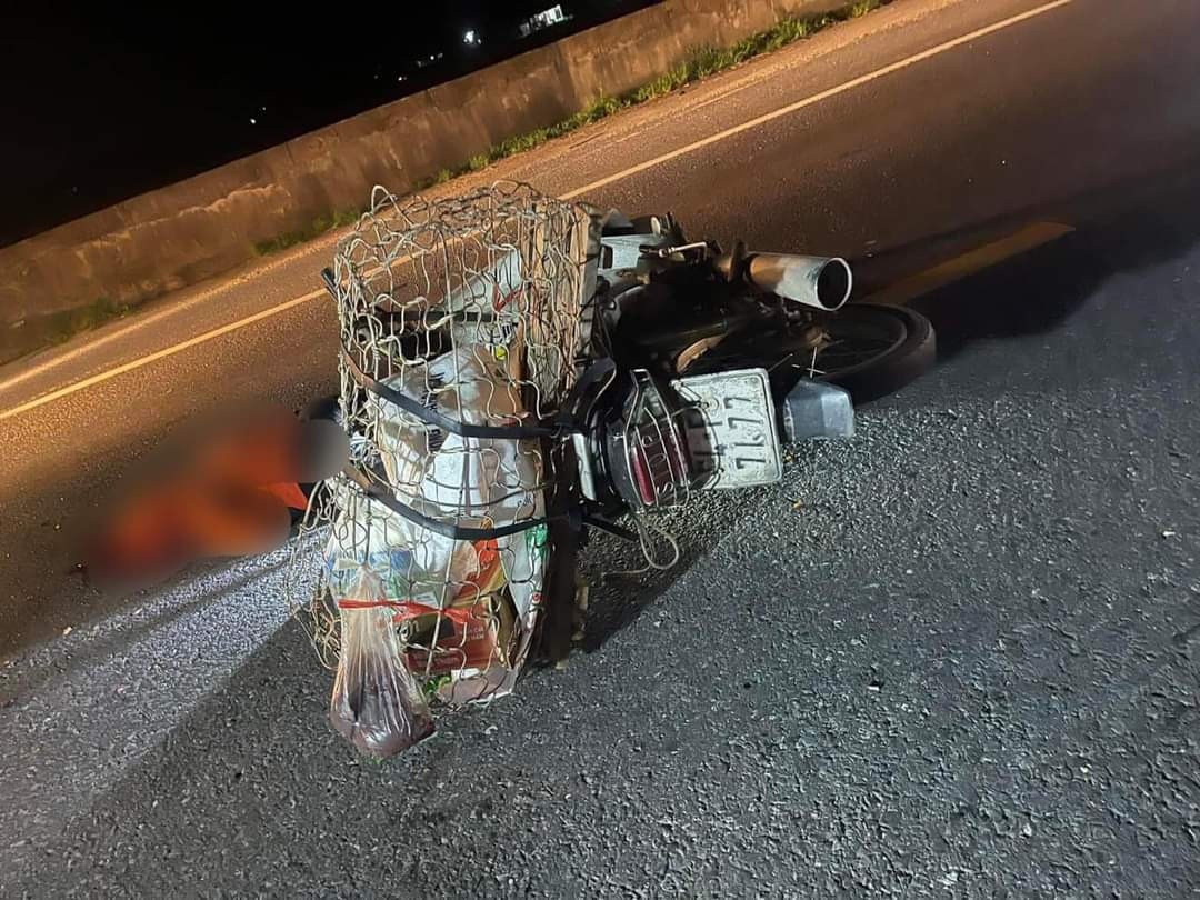 Hai nguoi di xe may tu vong tai cho sau va cham hinh anh