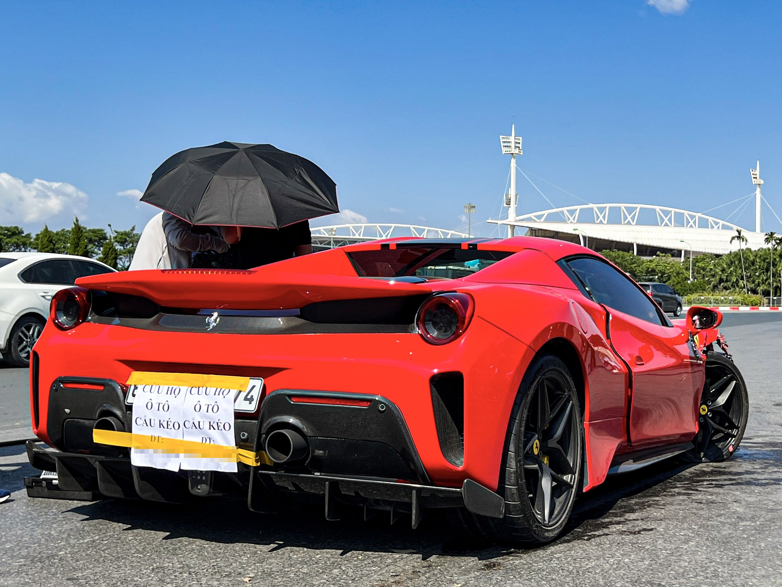 Trich xuat camera phat hien nguoi dan ong di ra tu ghe lai xe Ferrari hinh anh