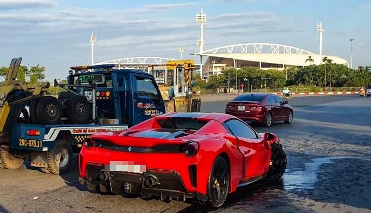 Sieu xe Ferrari 488 va cham voi xe may, mot nguoi chet hinh anh