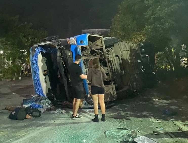 Xe khach lat ngang sau va cham lien hoan, nhieu khach Tay bi thuong hinh anh