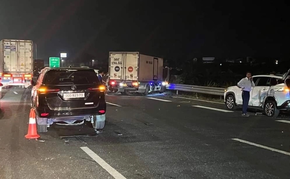 8 oto tong lien hoan tren cao toc Phap Van hinh anh