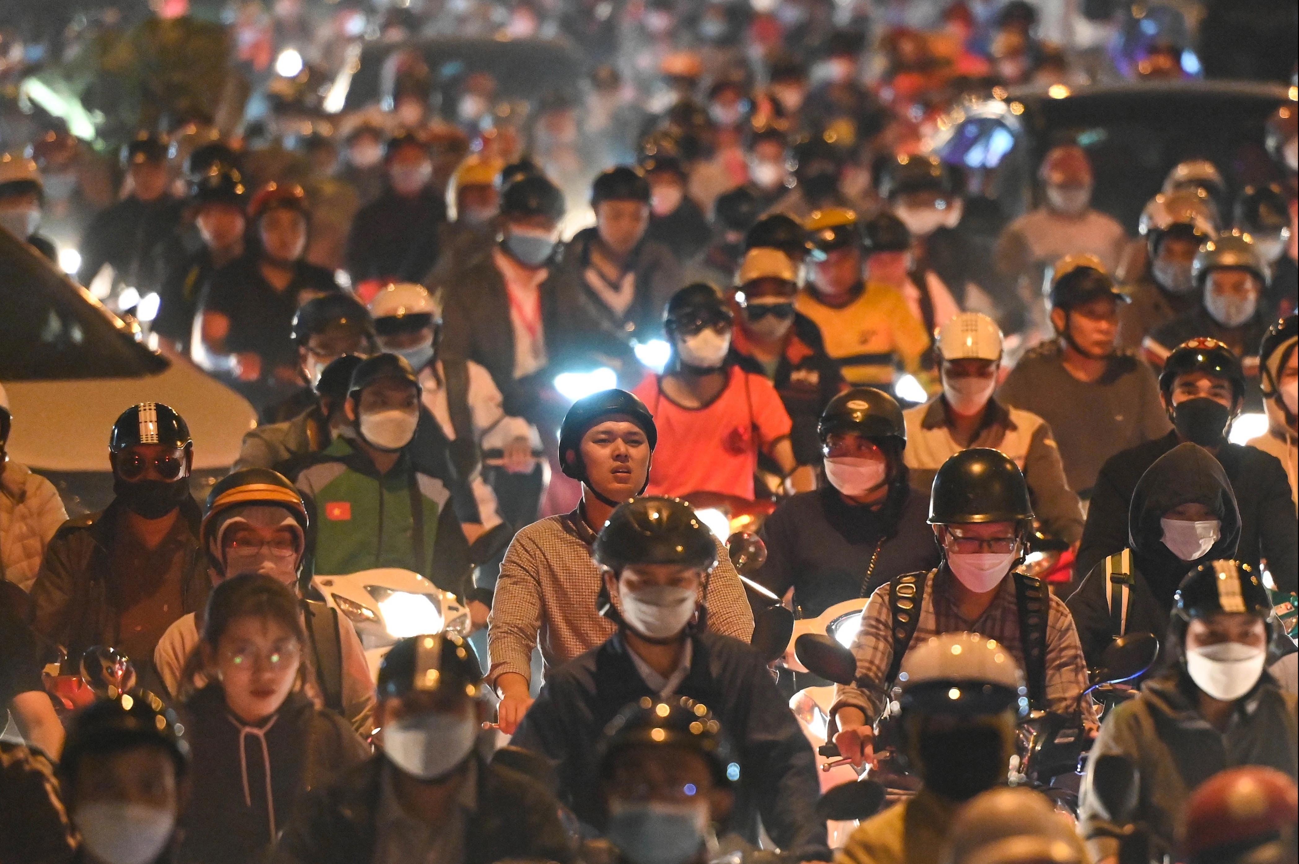 Lo cot bua vay, xe co ket cung tren duong Nguyen Xien hinh anh