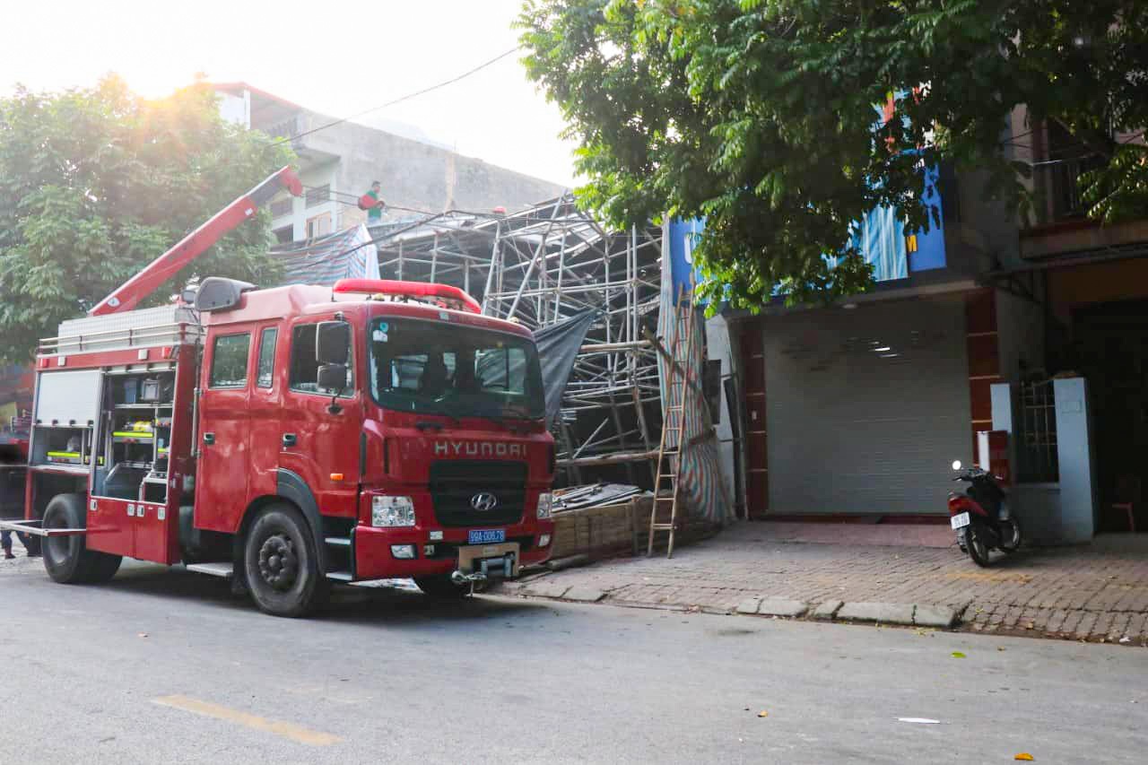 Sap gian giao cong trinh, 2 nguoi thuong vong hinh anh