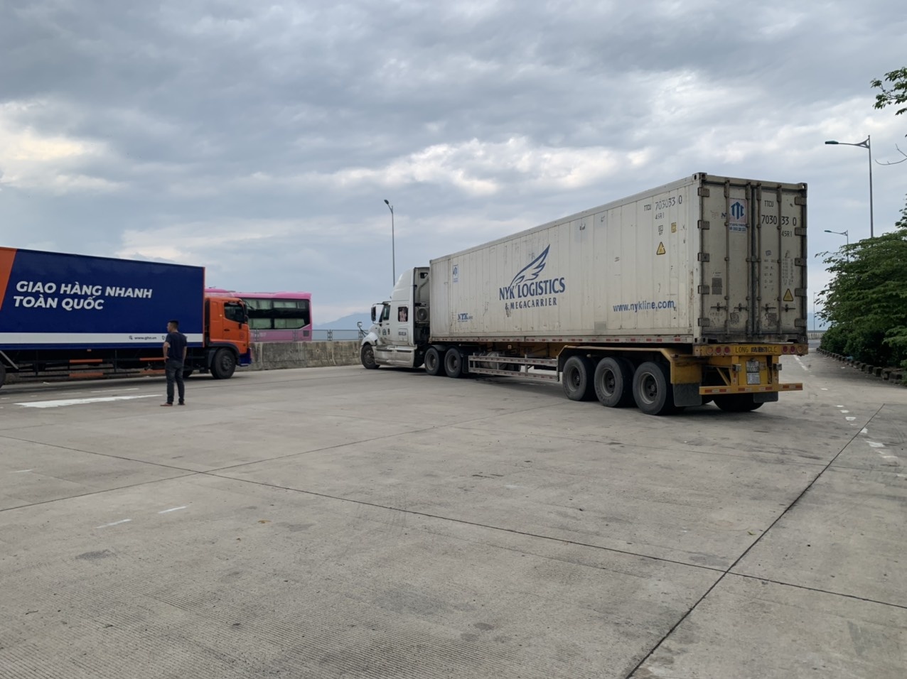 Lai xe container chan cao toc 30 phut de phan ung voi CSGT hinh anh