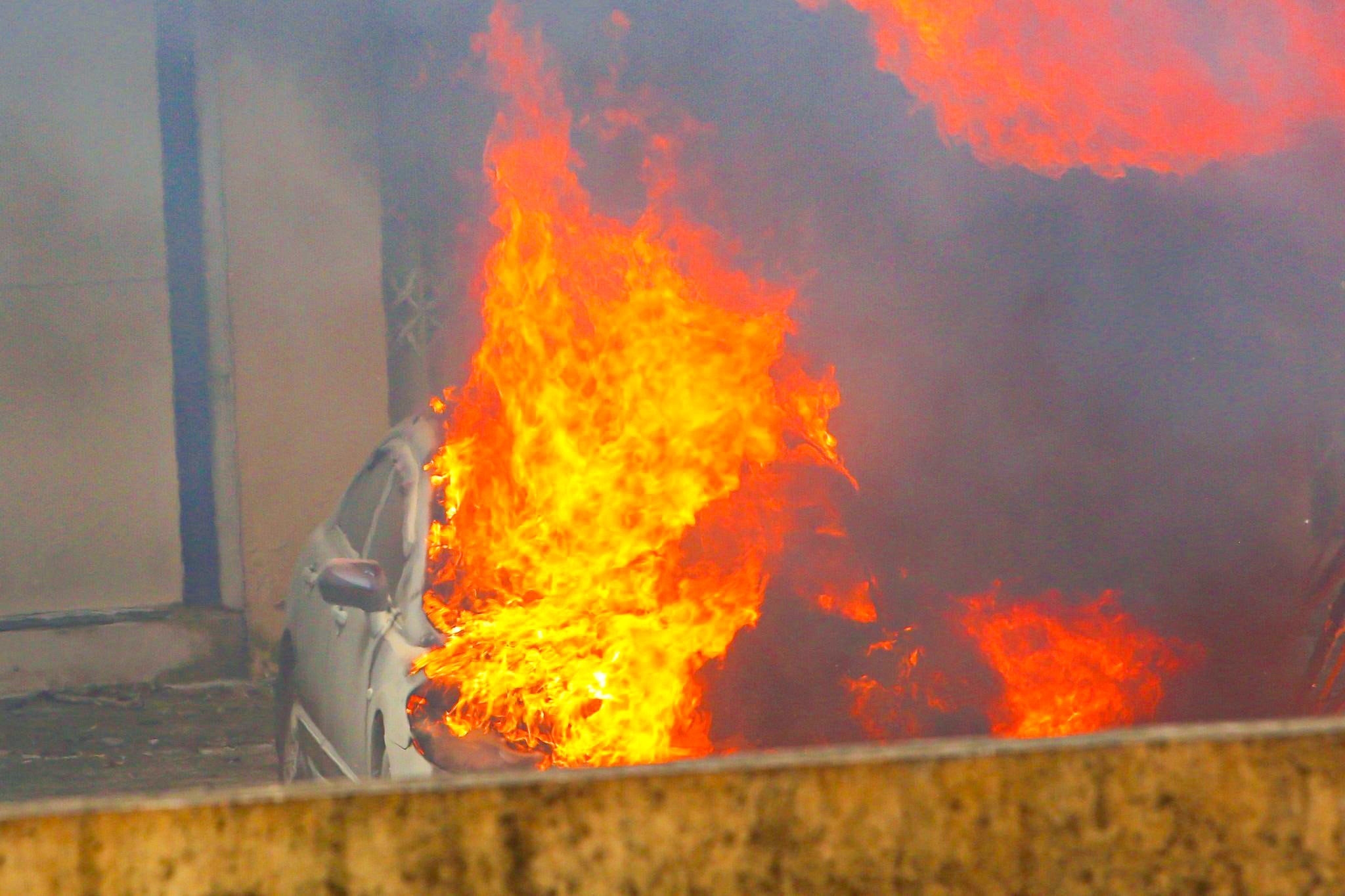 Oto boc chay ngun ngut trong So VH&TT Ha Noi hinh anh