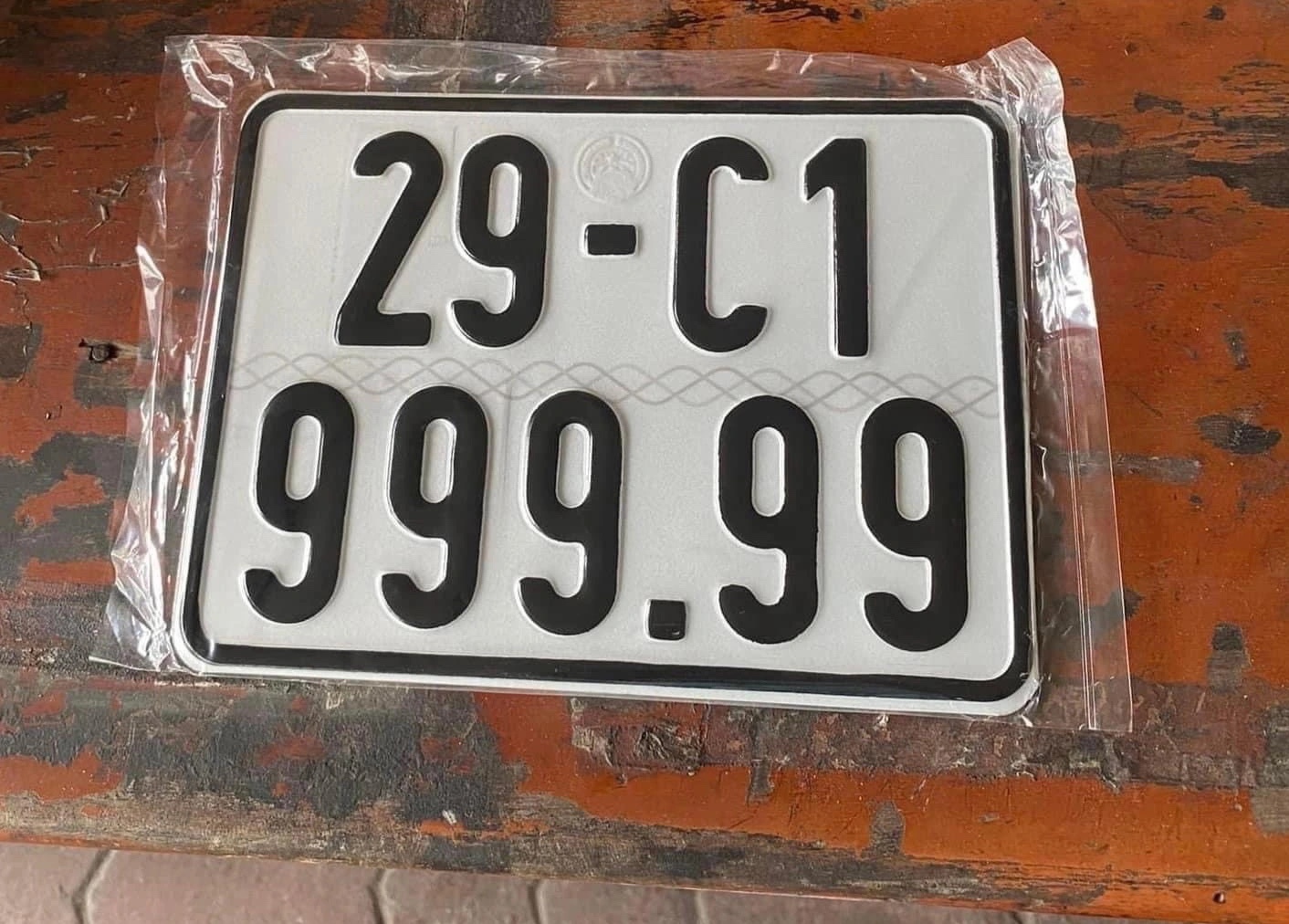 Nguoi phu nu bam trung bien so ngu quy 9 cho xe Wave Alpha o Ha Noi hinh anh
