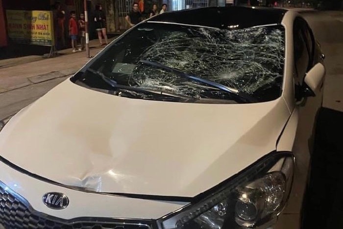 Dap xe cung vo, nguoi dan ong bi oto hat vang hinh anh