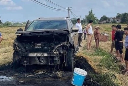 Xe Peugeot 3008 bi thieu rui khi chay qua con duong trai day rom hinh anh