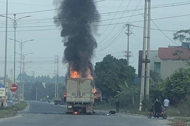 Hai nguoi tu vong sau vu oto tai va xe may boc chay hinh anh