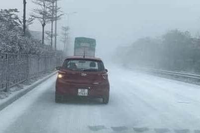 Doan quoc lo o Ha Noi bi phu trang nhu tuyet hinh anh