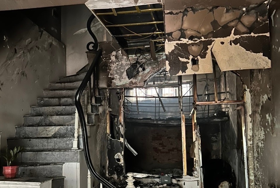 Nha 5 tang boc chay o Ha Noi, 3 nguoi duoc giai cuu hinh anh