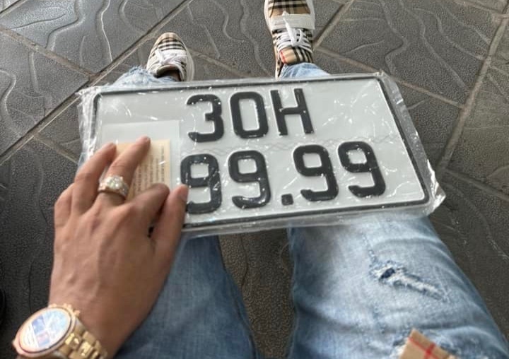 Chu xe bac tin ban Kia Morning bien ngu quy 9 cho Huan Hoa Hong hinh anh