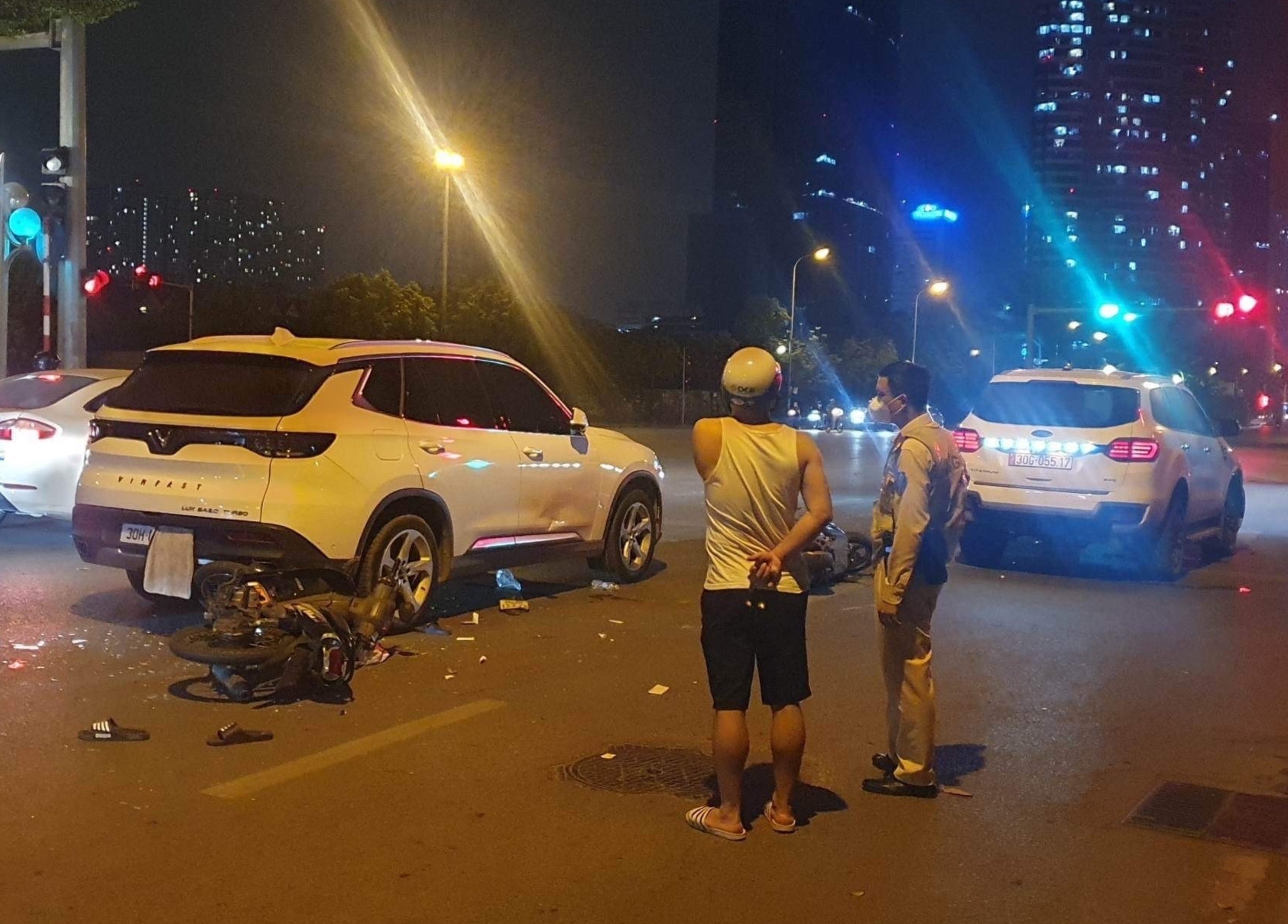 Oto tong lien hoan 4 xe dang cho den do o Ha Noi hinh anh