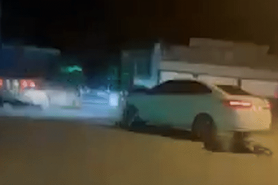 Camera ghi lại lúc ôtô lao thẳng vào 2 người phụ nữ - Xã hội - ZNEWS.VN 