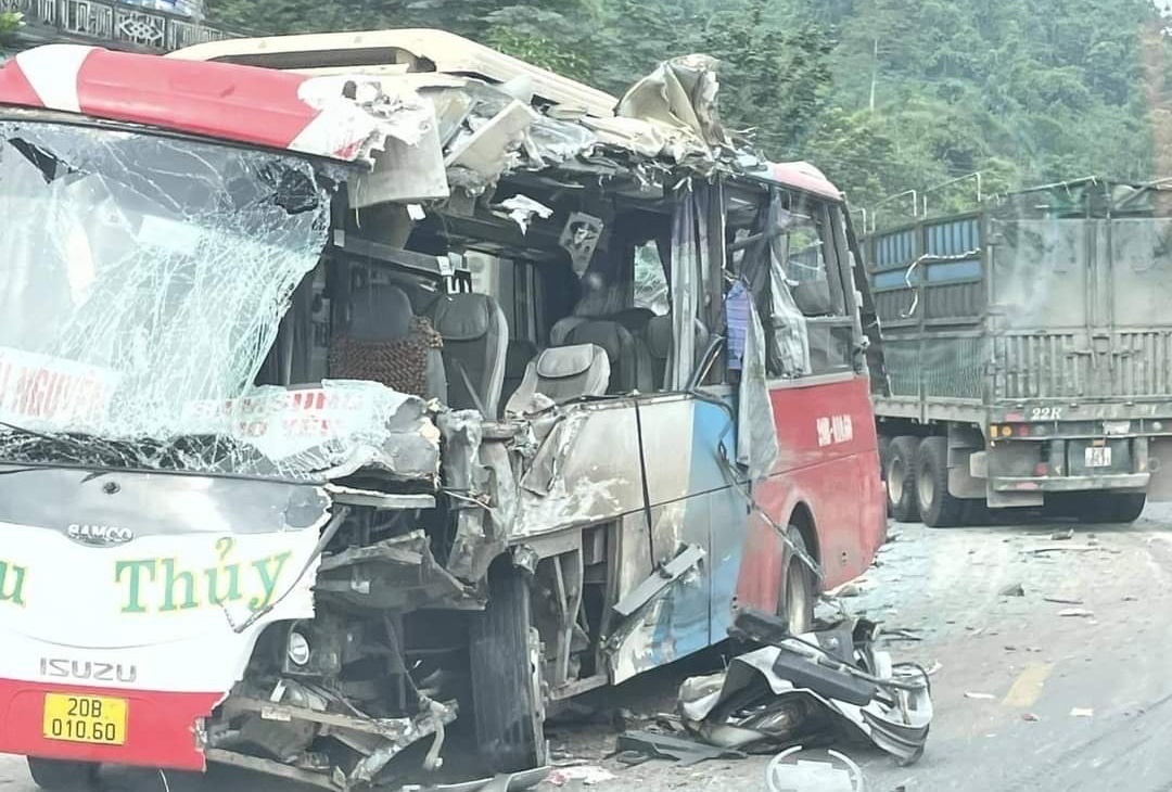 Oto khach nat tuom sau va cham voi xe dau keo, 5 nguoi thuong vong hinh anh